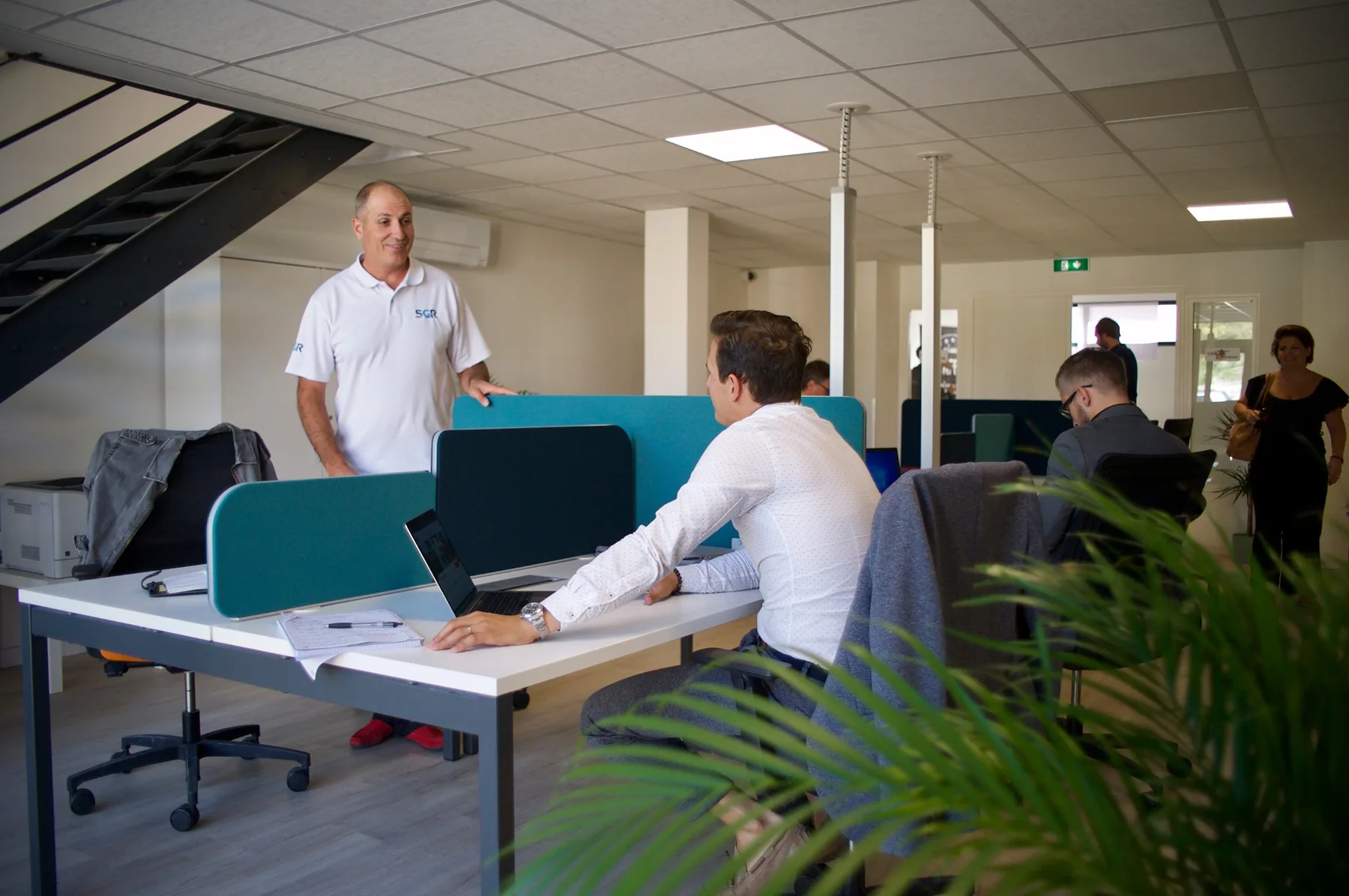 Espace de coworking CAP Cowork aux Angles avec plusieurs professionnels au travail